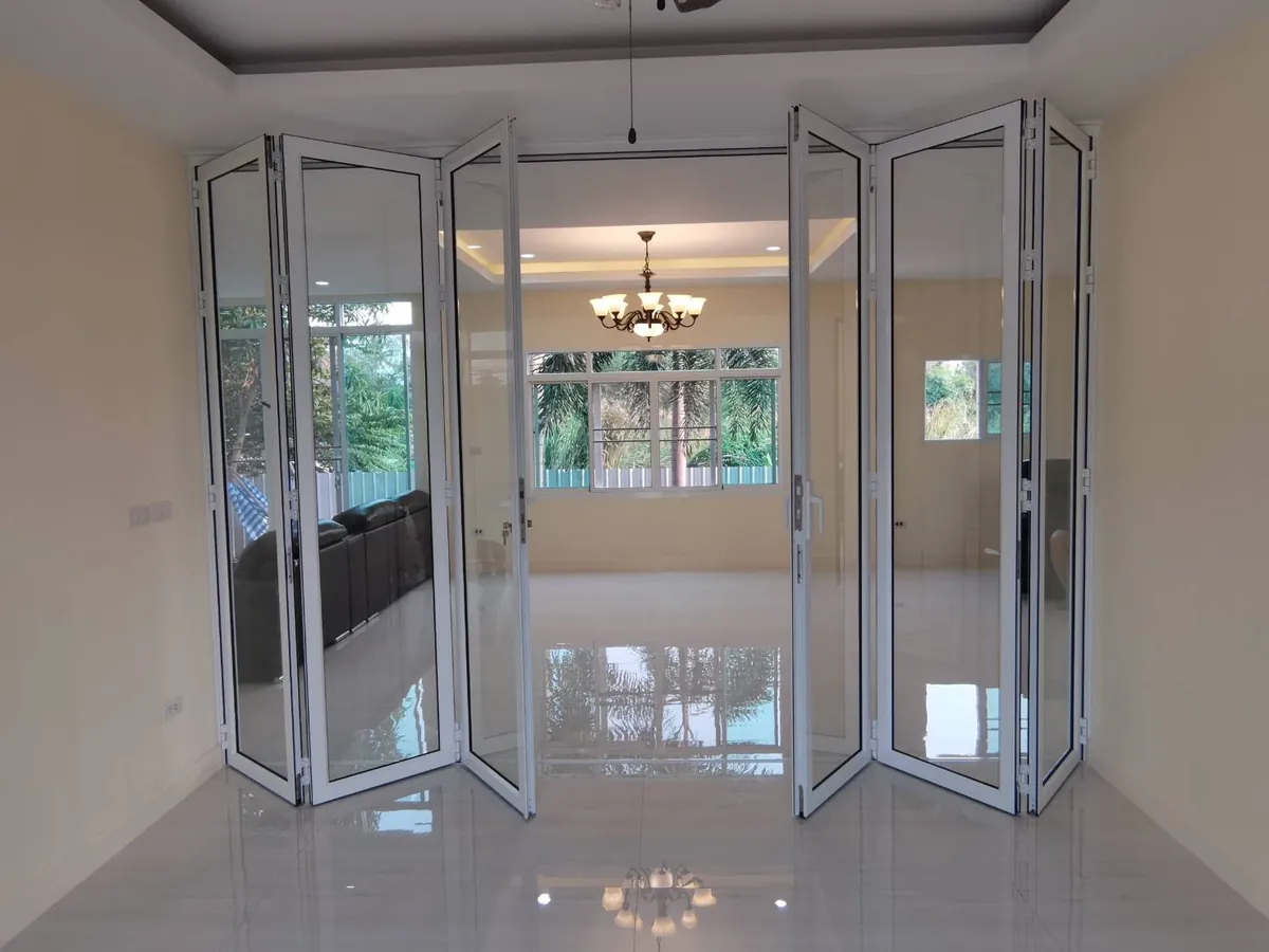 บานเฟี้ยมกระจก 2 ชุด พับเก็บชิดผนังซ้ายขวา กั้นโถงในบ้าน