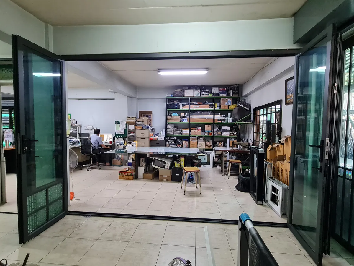 บานเฟี้ยมกรอบดำ เปิดออกทั้งแนว ห้องทำงานเปิดโล่ง