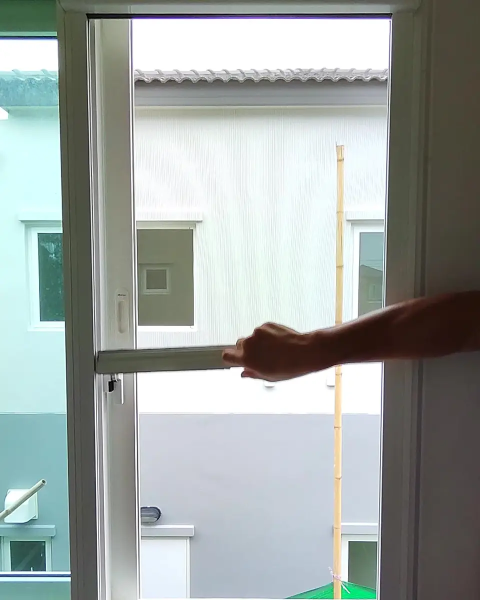 มุ้งม้วนเก็บแบบดึงลง ติดหน้าต่าง UPVC กรอบขาว แกรนด์ พลีโน่ ศาลายา